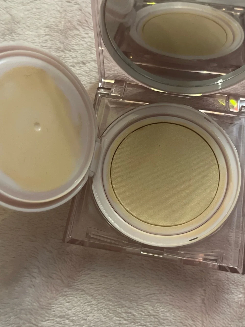 CLIO White Cushion Compact with Puff